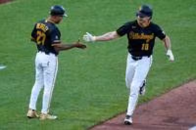 Bryan Reynolds homers, extends streak but Pirates fall 7-2 to Cubs