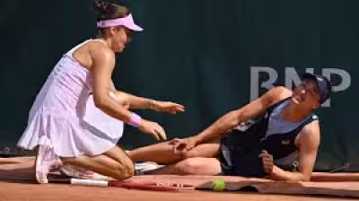 French Open 2026: Zeynep Sonmez retires after tripping on courtside sign