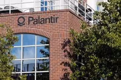 Palantir stock falls 4% as U.K. reviews NHS partnership worth $441M
