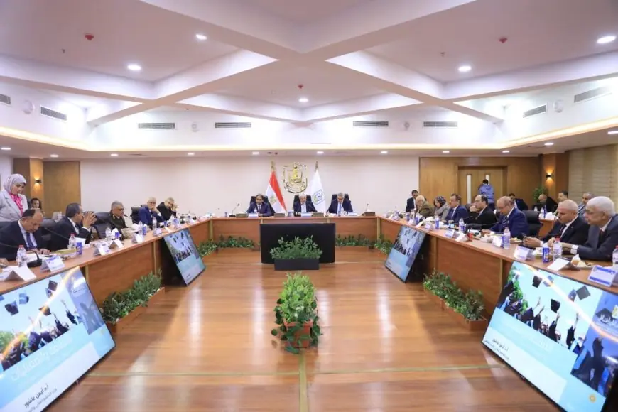 وزير التعليم العالي يحث الجامعات على التجهيز الكامل لامتحانات الفصل الدراسي الأول