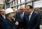 رئيس الوزراء يناقش خطط التطوير الجديدة مع العاملين بالمصنع في حوار ودي