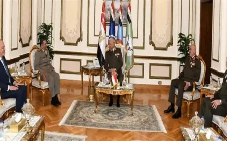 وزير الدفاع يجتمع مع وفد الاتحاد العربي للرياضة العسكرية لتعزيز التعاون المشترك