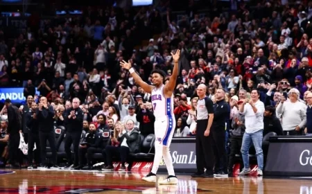 Kyle Lowry Earns Enthusiastic Ovation in Toronto Homecoming