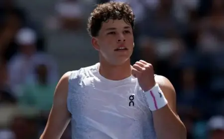 Shelton Overcomes ‘Rust’ to Reach Auckland Quarterfinals