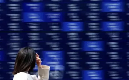 Asia Shares Climb on AI Optimism, Strong Dollar as Fed Cut Bets Fade