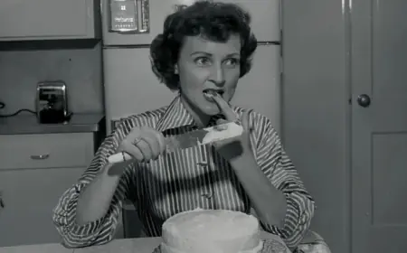 Explore Betty White’s Home Life: 15 Fascinating Off-Screen Images