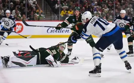 Jonathan Toews Shines as Winnipeg Jets Extend Winning Streak in Minnesota