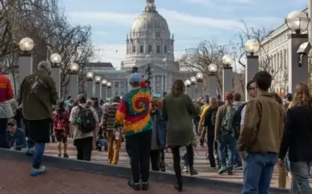 Thousands Honor Grateful Dead’s Bob Weir at San Francisco Memorial