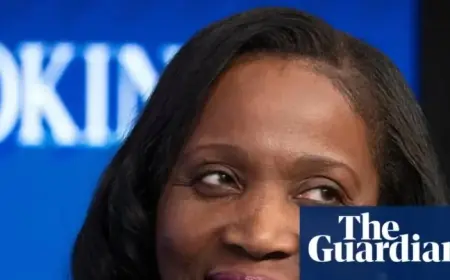 US Supreme Court Reviews Trump’s Effort to Oust Lisa Cook from Fed Board