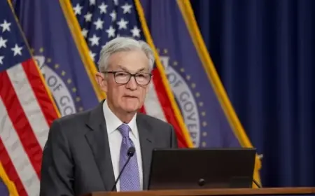 Trump Warns Powell Could Face Unhappiness Staying at Federal Reserve