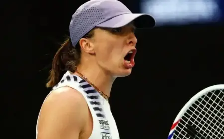 Świątek Stages Dramatic Comeback to Defeat Russian Opponent in Tennis Match