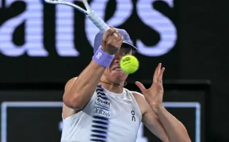 Swiatek Advances to Australian Open Last 16 After Intense Battle
