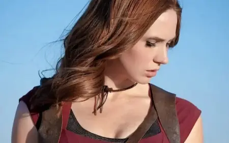 Karen Gillan’s “Controversial” Jumanji Costume Reappears in Sequel Set Photos