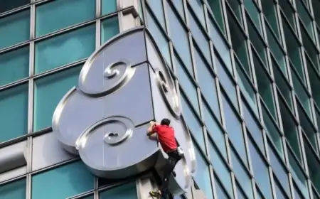 Climber Alex Honnold Free-Solos Taipei 101 Skyscraper Summit