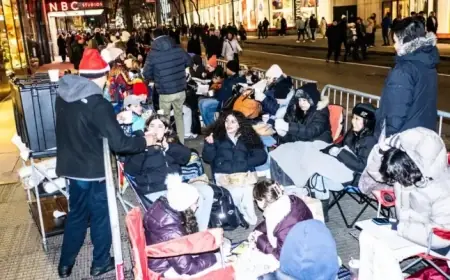 Fans Bond While Waiting for ‘S.N.L.’ Tickets