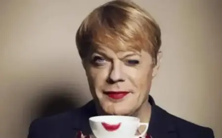 Suzy Eddie Izzard Delivers Captivating Shakespeare Insights at Chicago Shakespeare