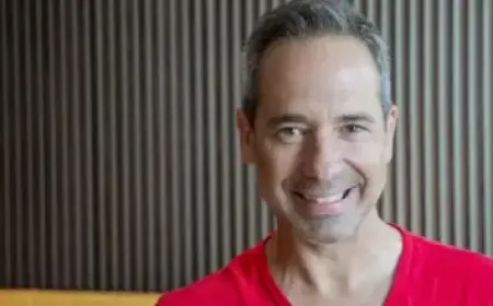 Tony Romo Faces Criticism for Commenting on Mahomes’ Slip in Bills-Broncos Game