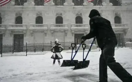 U.S. Stock Futures Drop; Gold Soars Before Fed Meeting and Big Tech Earnings