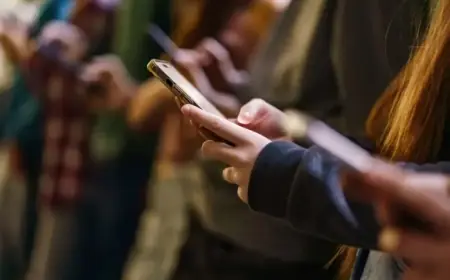 Education Secretary Urges Teachers to Ensure Phone-Free Schools