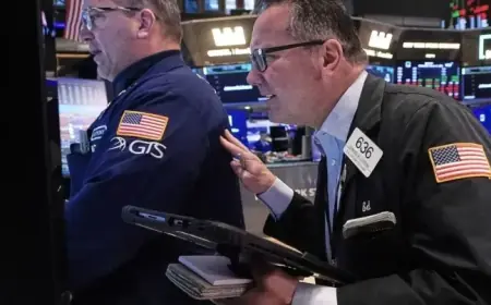 US Stocks Surge as Gold Sets Record, Dollar Declines