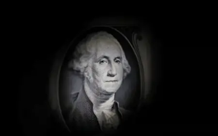 Dollar Faces Pressure Amid Investor Reassessment of Trump Policies and Geopolitical Risks