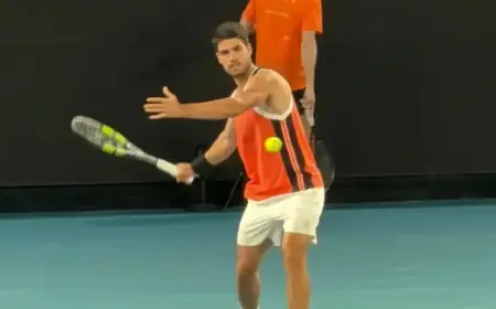 Alcaraz Shields from Melbourne’s Scorching 45°C Heat in Australian Open