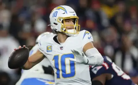 Mike McDaniel: Crucial We Avoid Overreliance on Justin Herbert’s Extra Efforts