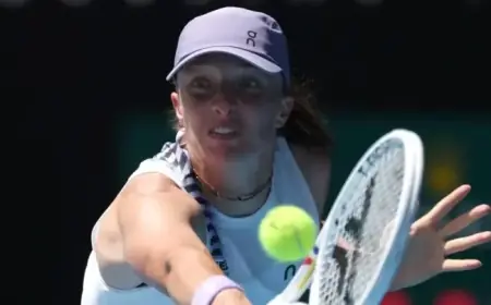 Świątek Dominates Rybakina to Secure Australian Open Semifinal Spot