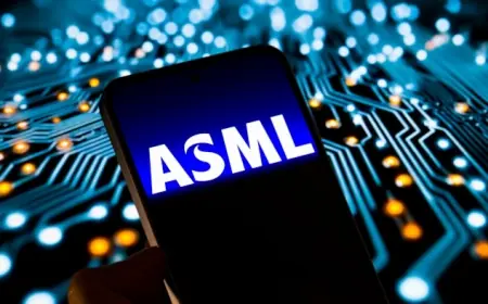 ASML stock swings as record bookings and a higher 2026 outlook collide with profit-taking