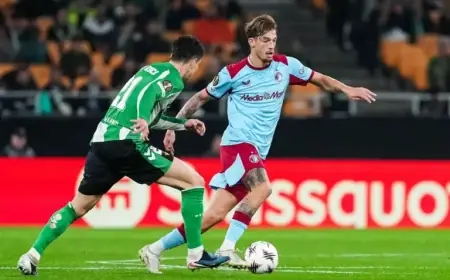 Luciano Valente Falls Through Ice in Europa League Match