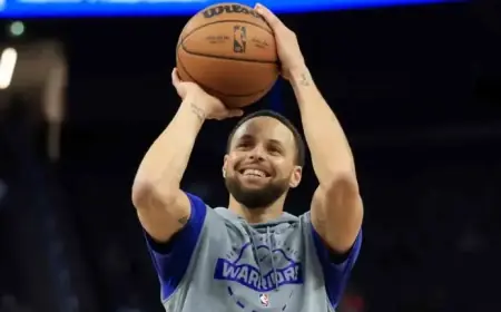 Warriors’ Curry Leaves Pistons Game Due to Knee Soreness