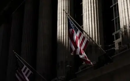 “Wall Street Embraces ‘Sell America’ as the Latest Trading Strategy”