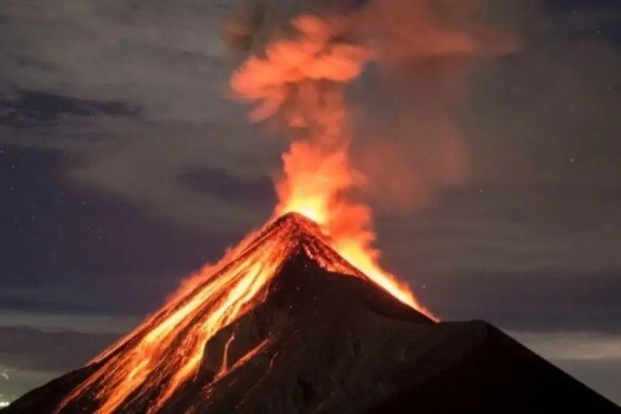 بركان سيميرو يثور 6 مرات في إندونيسيا وتحذيرات مع تصاعد أعمدة الرماد إلى 900 متر