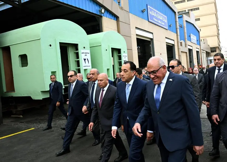 رئيس الوزراء يتفقد أبرز أقسام مصنع سيماف في حلوان