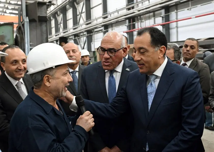 رئيس الوزراء يناقش خطط التطوير الجديدة مع العاملين بالمصنع في حوار ودي