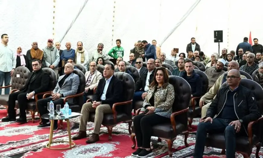 رئيس الوزراء يسلم عقود الوحدات السكنية للمستحقين في مدينة الطود
