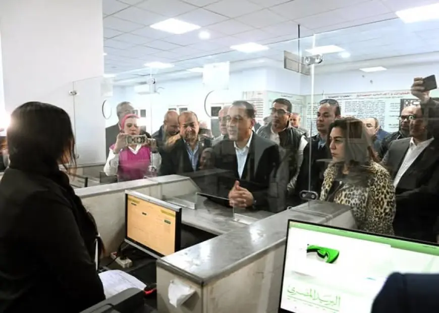 رئيس الوزراء يقوم بجولة تفقدية في مجمع خدمات المواطنين بقرية الرياينة