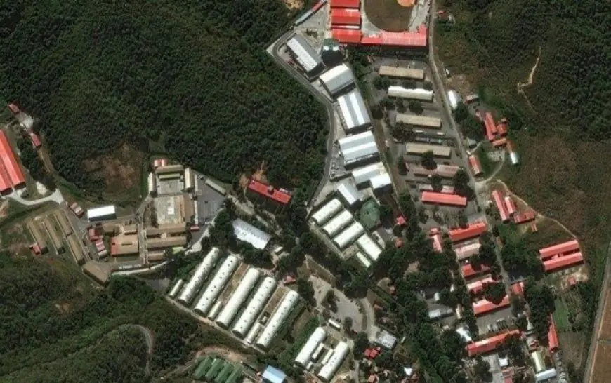 صور الأقمار الصناعية تكشف التأثيرات المدمرة للضربات الأمريكية على مقر مادورو قبل عملية اختطافه