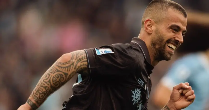 نابولي يهزم لاتسيو بثنائية ويزيد الضغط على ميلان في سباق الدوري الإيطالي