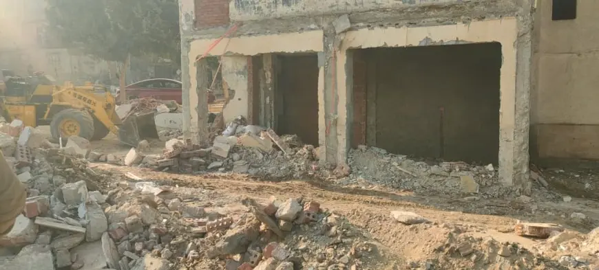 محافظ القاهرة يكشف مخالفات بناء خطيرة في المقطم خلال جولة مفاجئة بالصور