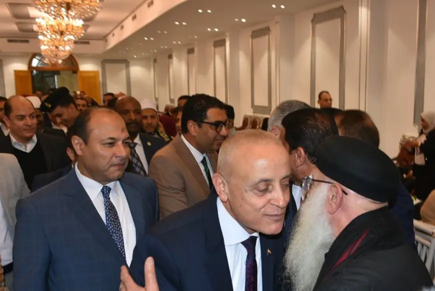 محافظ الأقصر يهنئ المسيحيين بعيد الميلاد المجيد خلال زيارته للكنائس