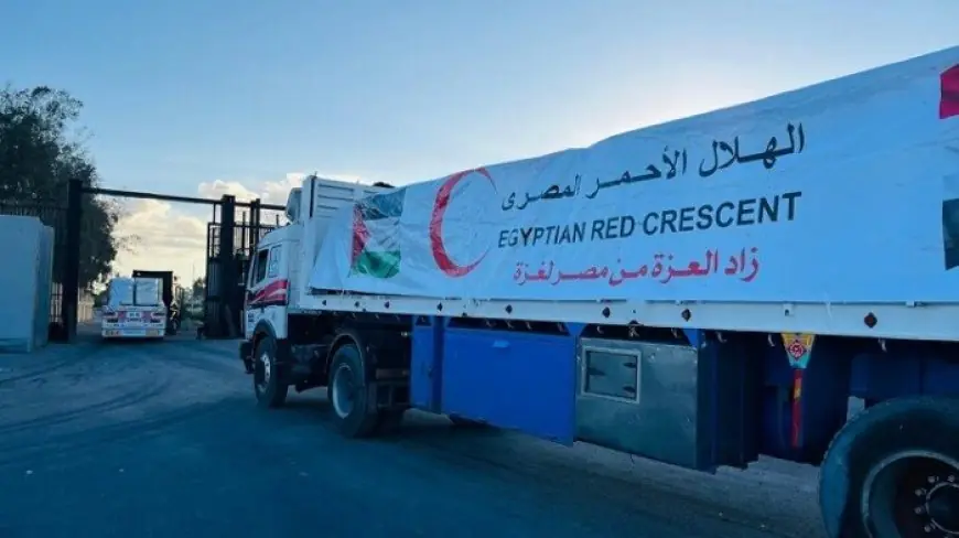 الهلال الأحمر يطلق قافلة زاد العزة الـ111 بـ 6160 طن من المساعدات الإنسانية الشاملة