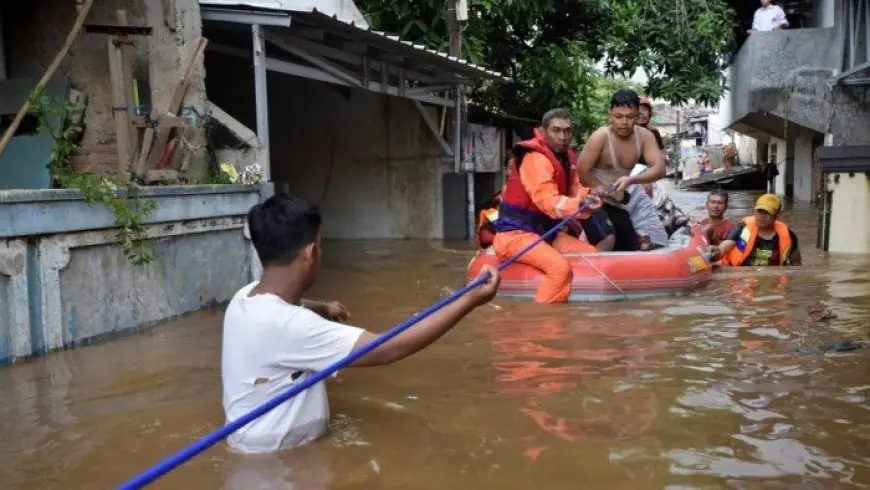 فيضانات مدمرة في شمال سولاويزي أندونيسيا تودي بحياة 14 شخصاً وفقدان 4 آخرين