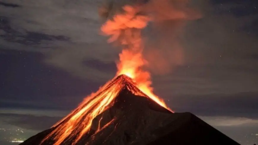 بركان سيميرو يثور 6 مرات في إندونيسيا وتحذيرات مع تصاعد أعمدة الرماد إلى 900 متر