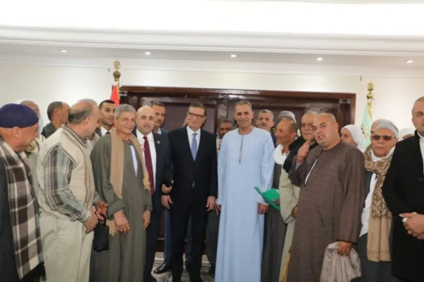 وزير الزراعة يلتقي مزارعي البحيرة ويوجه بسرعة صرف الأسمدة لتحفيز الإصلاح الزراعي