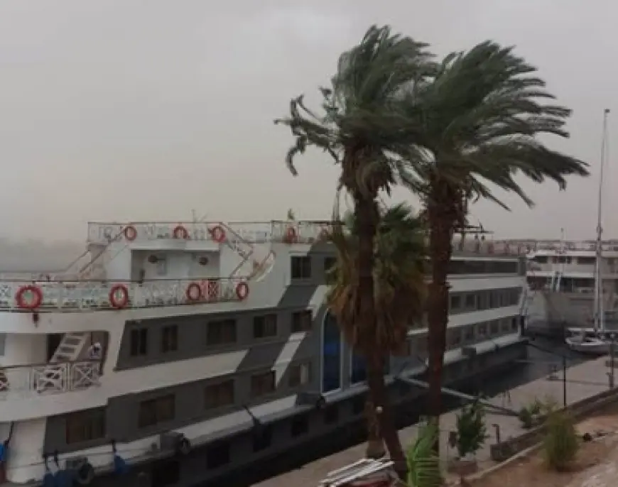 عاصفة ترابية تضرب أسوان بشدة وتحذيرات عاجلة للسائقين والمراكب النهرية لضعف الرؤية