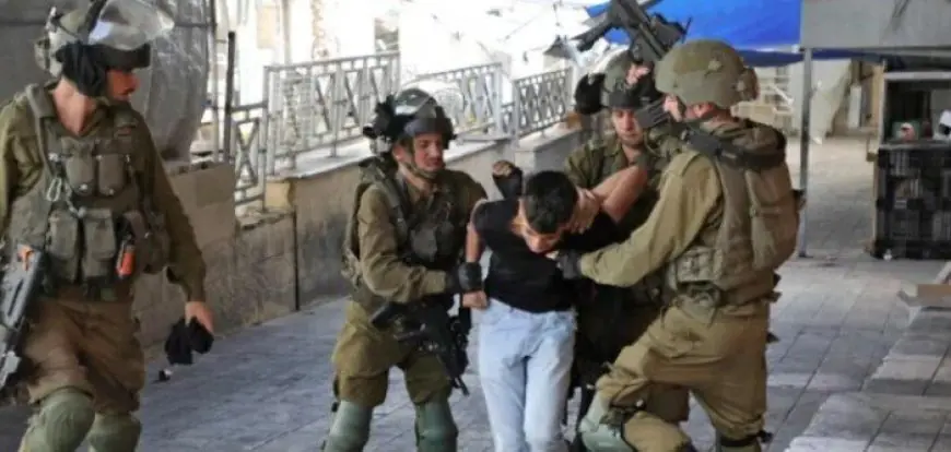قوات الاحتلال الإسرائيلي تلقي القبض على فلسطينيين في مدينة الخليل