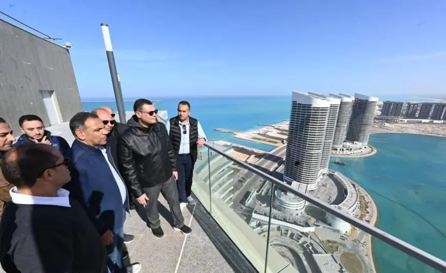 وزير الإسكان يراجع تطورات مشروع أبراج الداون تاون في العلمين الجديدة