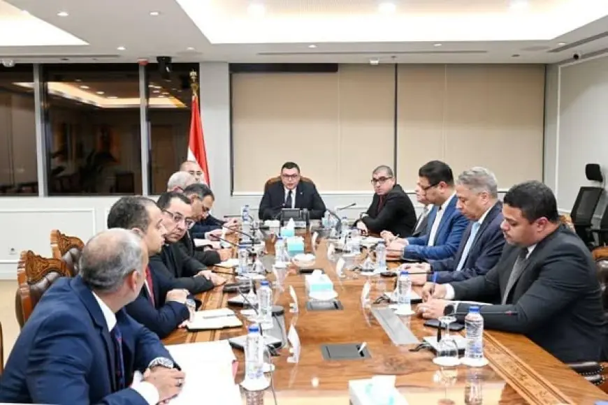 وزير الإسكان يستعرض تقدم المشاريع وجهود الصيانة وتحسين الكفاءة في مدينة الشروق