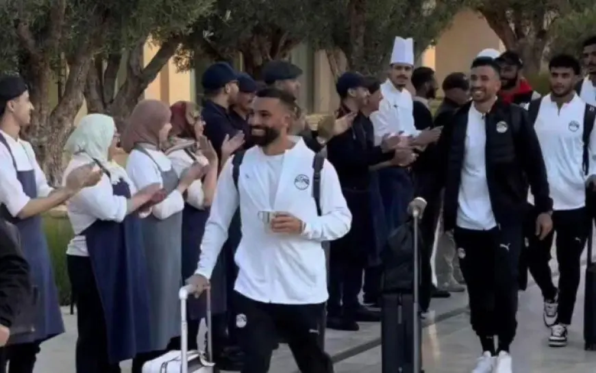 منتخب مصر ينتقل من أكادير إلى طنجة وسط ممر شرفي من موظفي الفندق